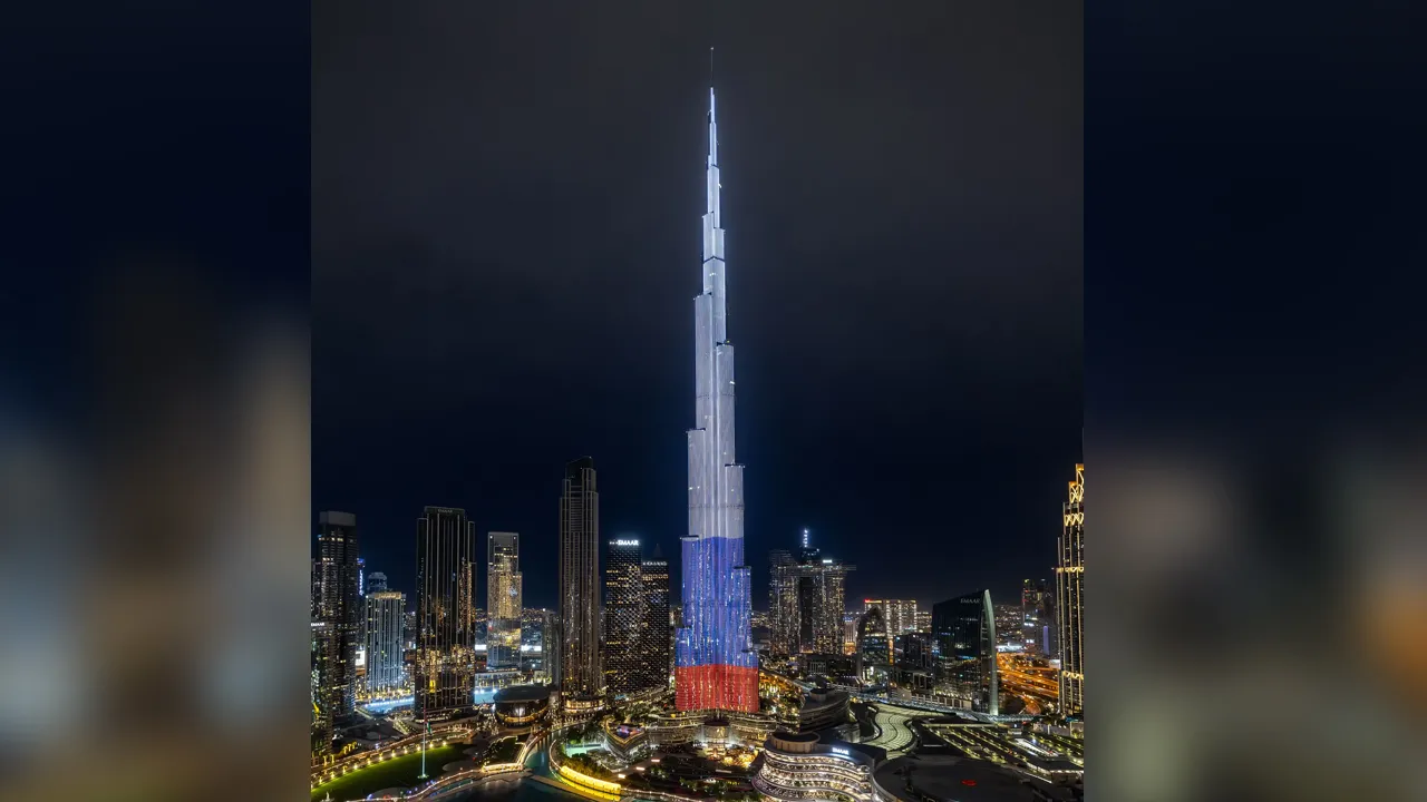 "ОАЭ солидарны с Россией": Самое высокое здание в мире раскрасили в цвета триколора