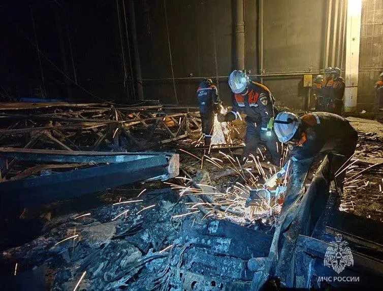 Сотрудники МЧС за сутки разобрали более 90 кубометров завалов в "Крокусе"