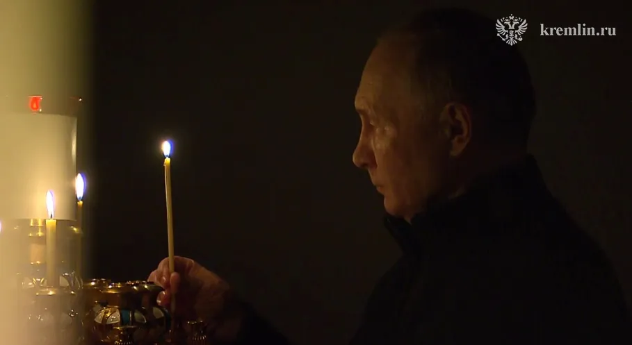 Путин поставил свечу за упокой погибших при теракте в 