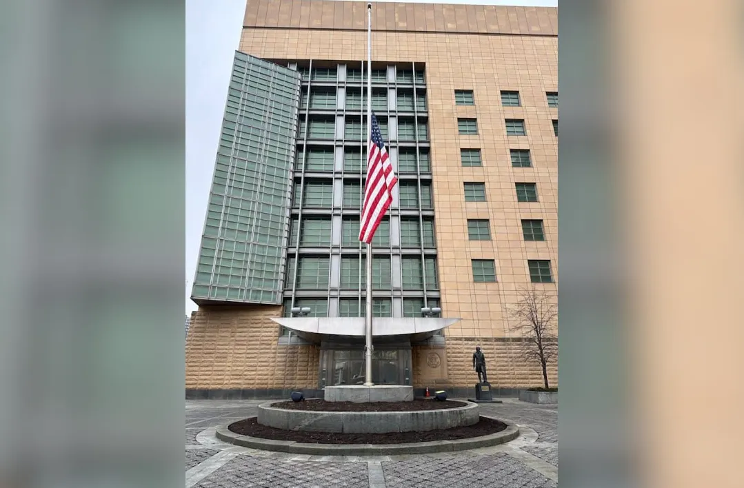 Посольство США в Москве приспустило флаг в знак скорби о жертвах теракта