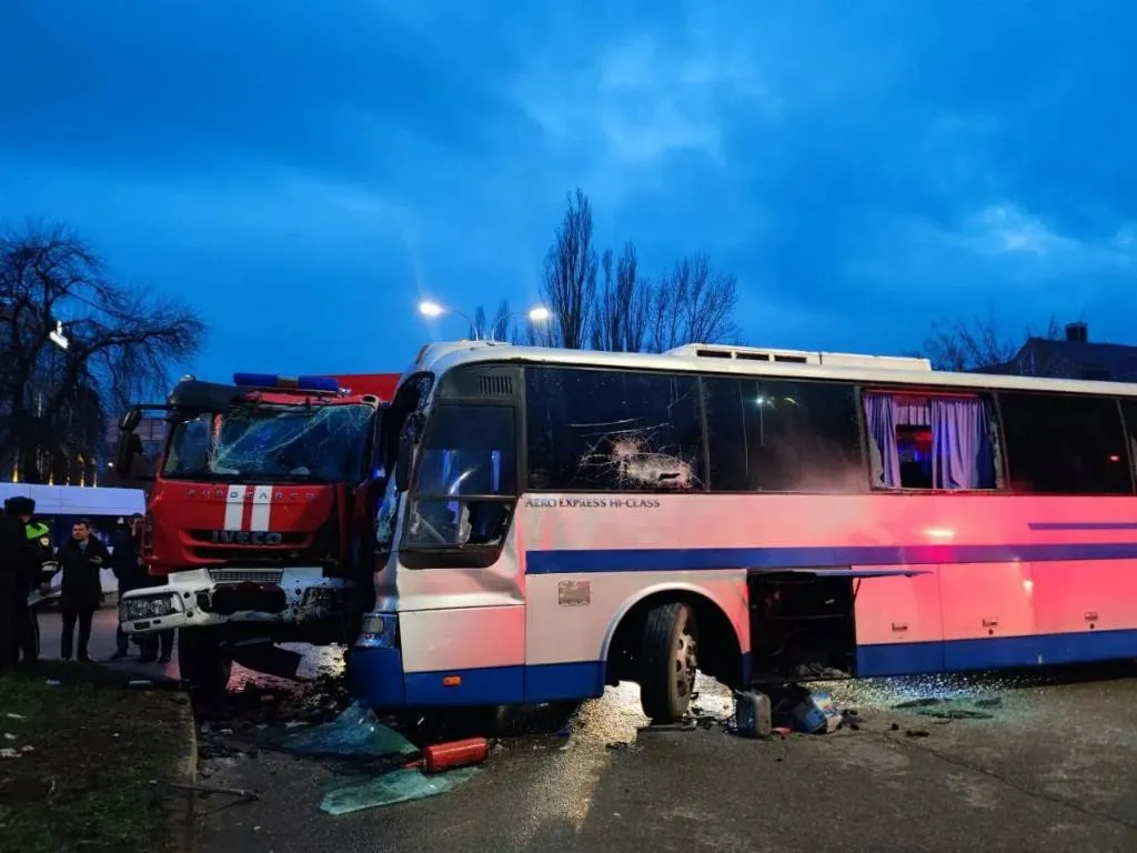 Автобус с детьми и пожарная машина столкнулись в Пятигорске
