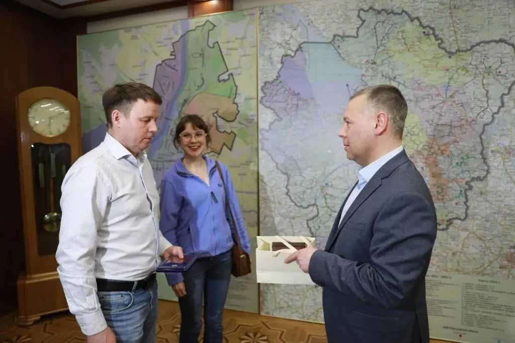 Охранника из "Крокуса" наградил ярославский губернатор за спасение 100 человек
