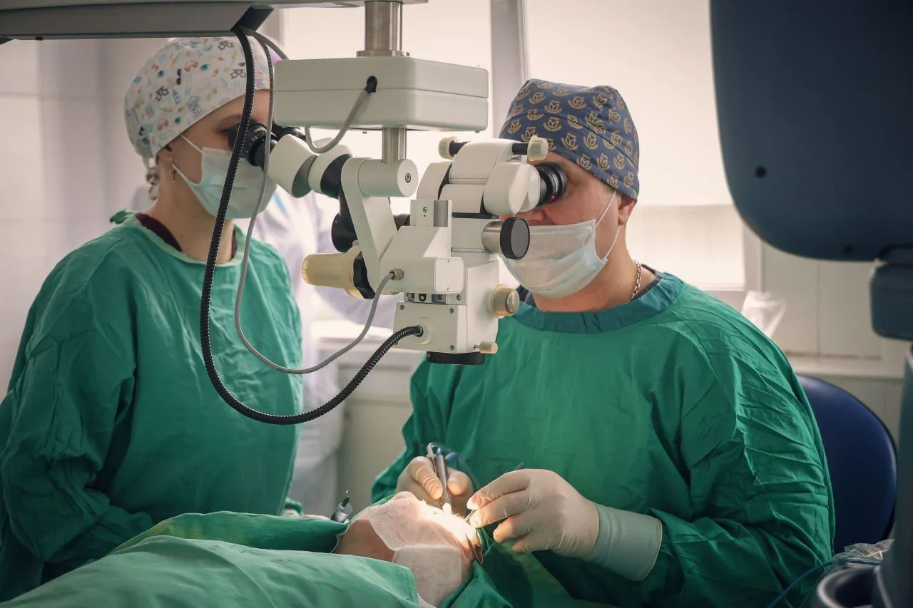 Российские врачи полностью вернули зрение ослепшему на 99% пенсионеру