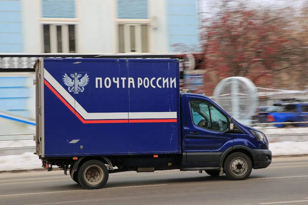 Почта России возобновила наземную доставку посылок в Европу