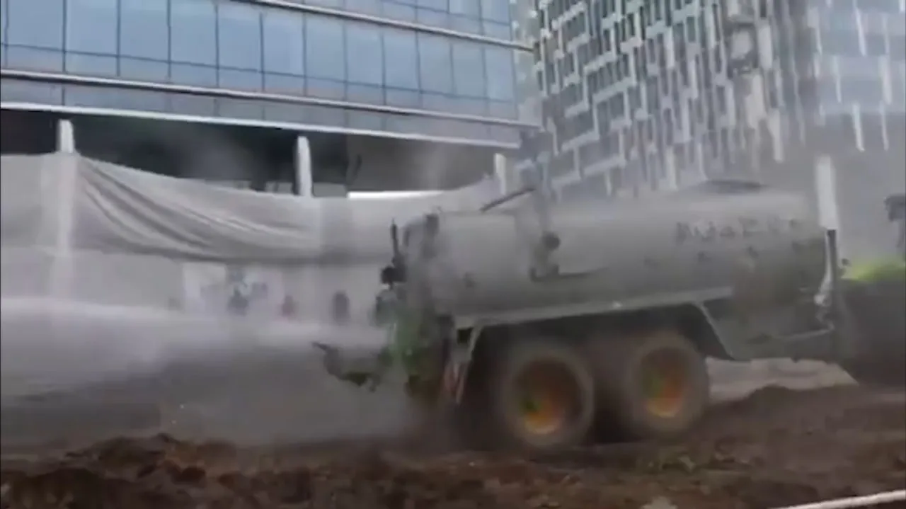 Грандиозная битва аграрного фекаломёта и полицейского водомёта в Брюсселе попала на видео