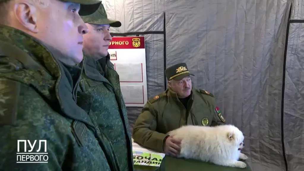 Лукашенко взял на военное совещание своего пса Умку, который стал очень большим