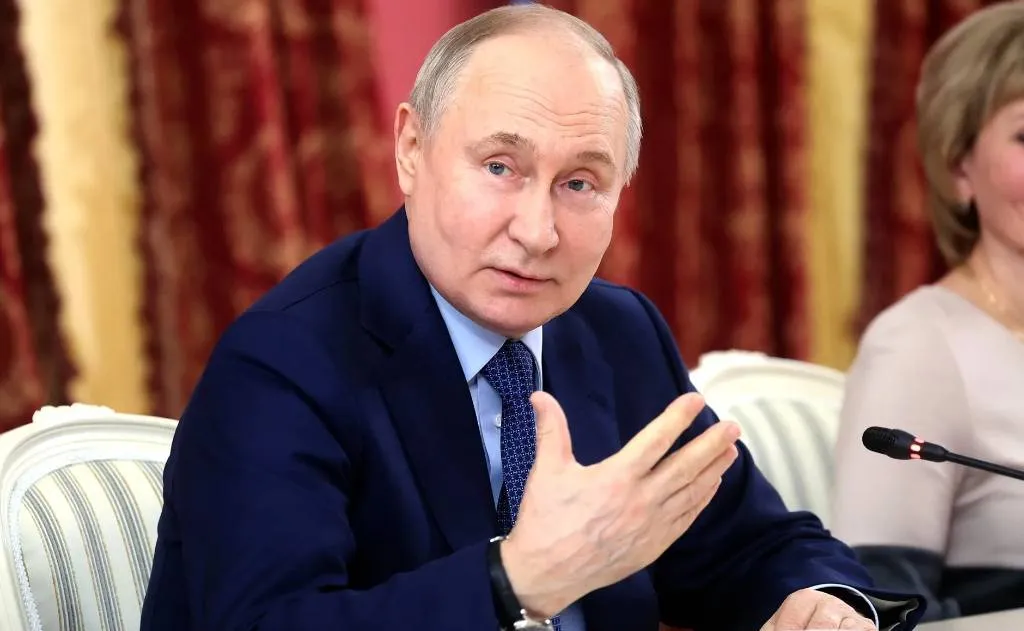 Путин не исключил расширения круга пользователей программы "Пушкинская карта"