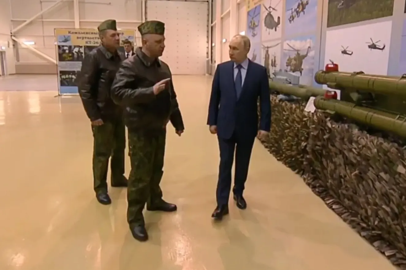 Путину в Торжке показали разрывающую танки ракету 