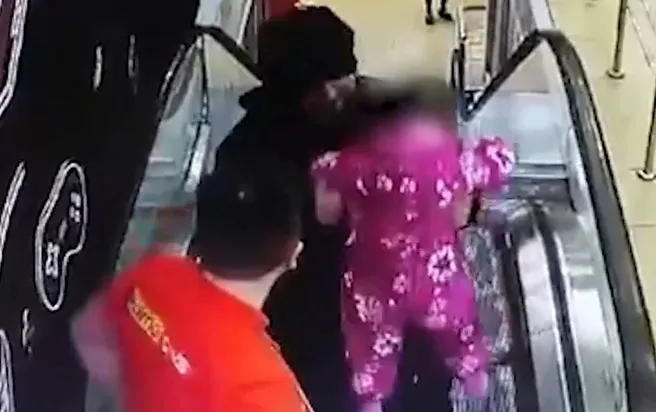 Эскалатор едва не зажевал упавшего ребёнка в одном из ТЦ Новосибирска