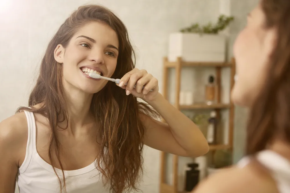 В Сети завирусился безумный тренд против чистки зубов. Стоматолог раскрыл его опасность