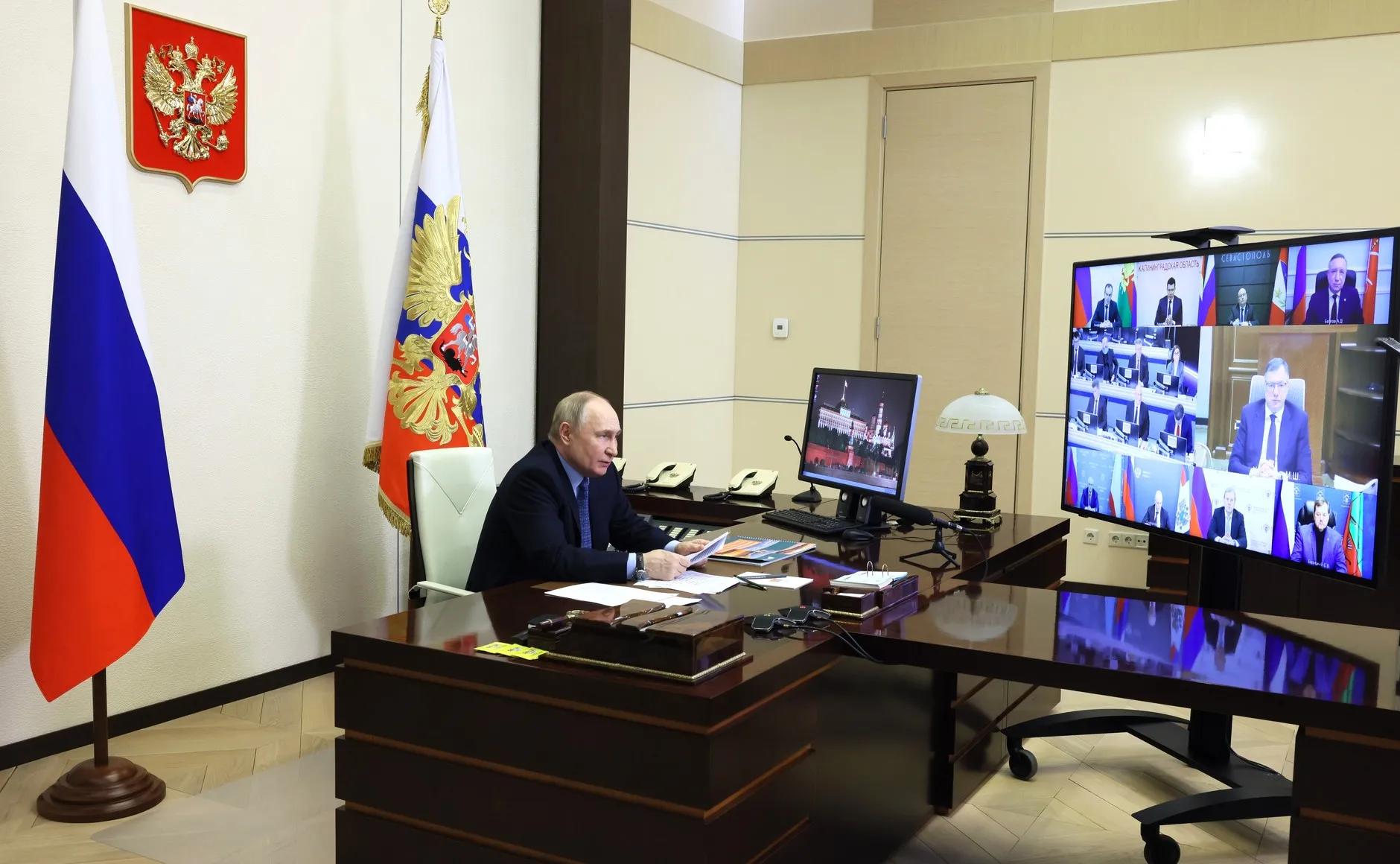 ФОМ: 84% граждан РФ положительно оценивают работу Путина и доверяют ему