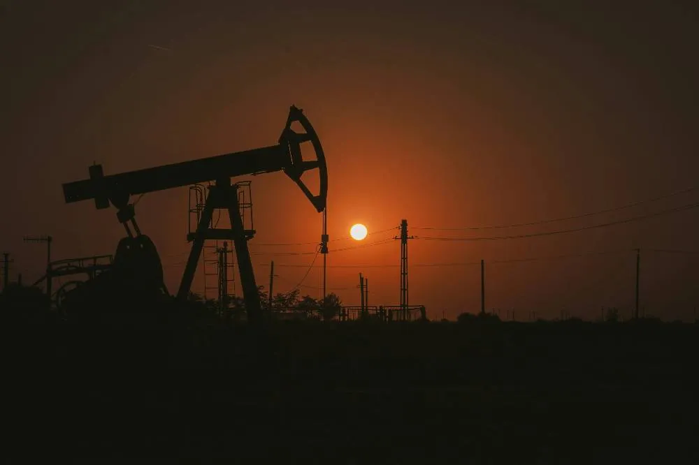 Россия объявила о сокращении добычи и экспорта нефти во II квартале 2024 года