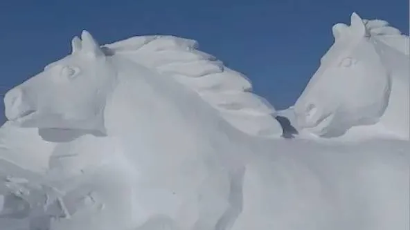 В Якутии скульптор слепил из снега 50-метровый табун лошадей