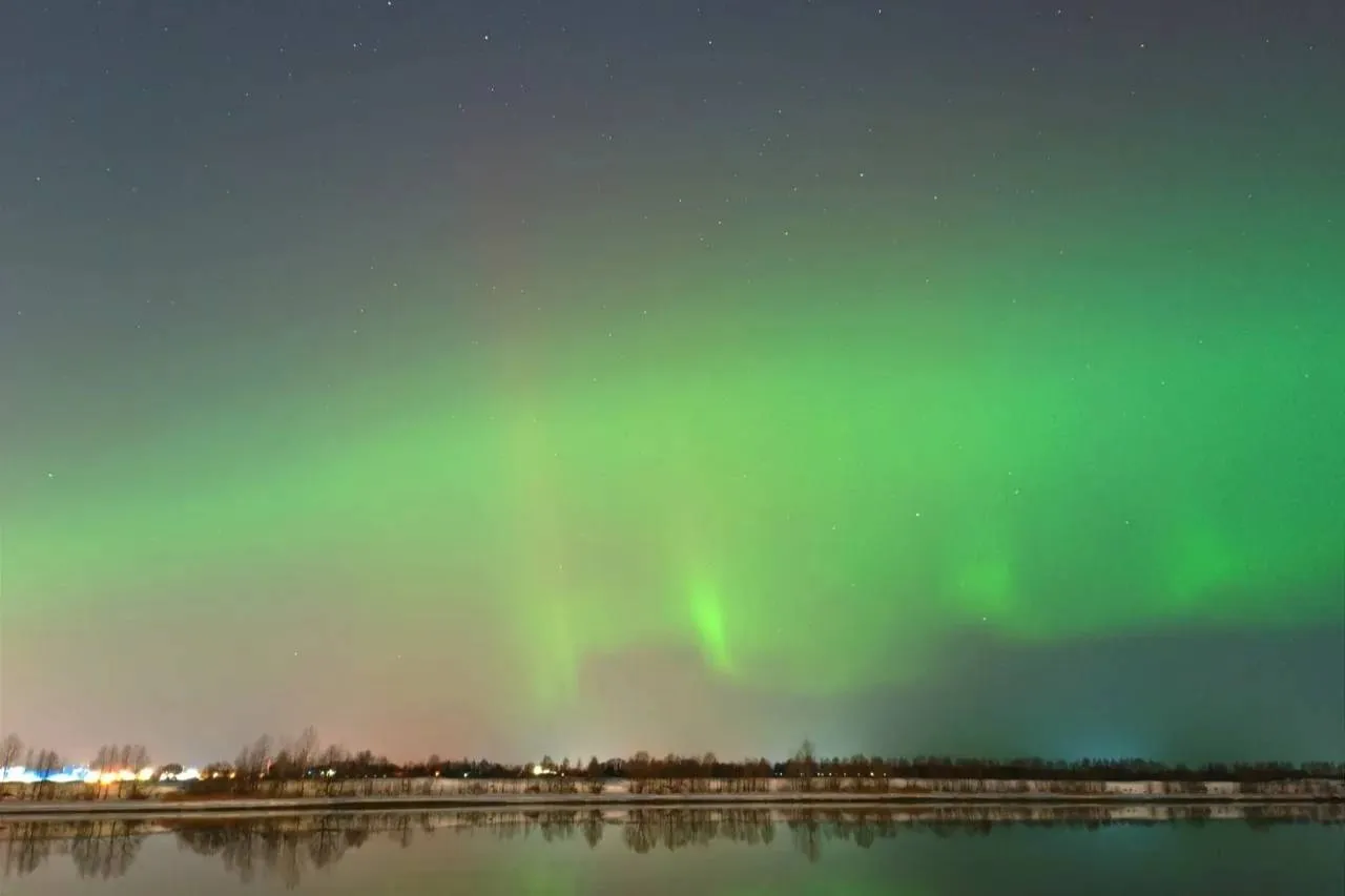 Завораживающее зрелище: Жители российских регионов делятся снимками северного сияния