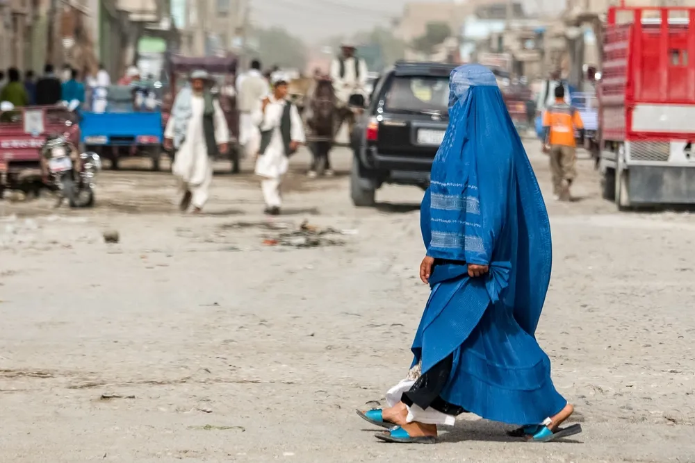 "Талибан"* объявил, что женщин будут насмерть забивать камнями за измену мужьям