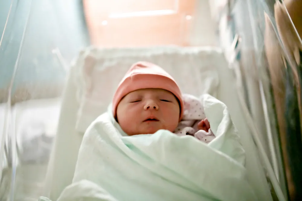 Новорождённую девочку в корзинке подбросили в подъезд дома в Тверской области