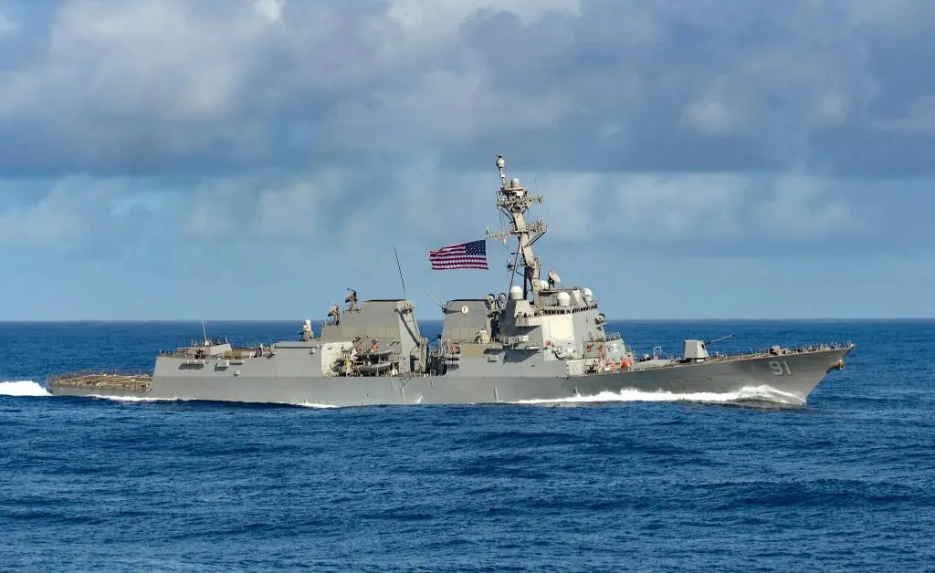 Хуситы заявили об ударе по двум американским эсминцам в Красном море 