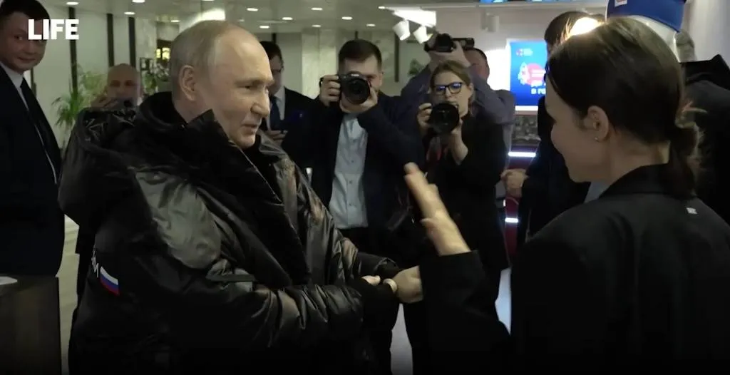 На Московской неделе моды представили бушлат, который Путин мерил на форуме АСИ