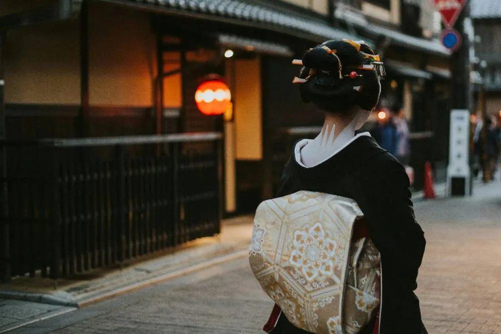 Туристам запретят посещать некоторые места в Японии из-за приставаний к гейшам