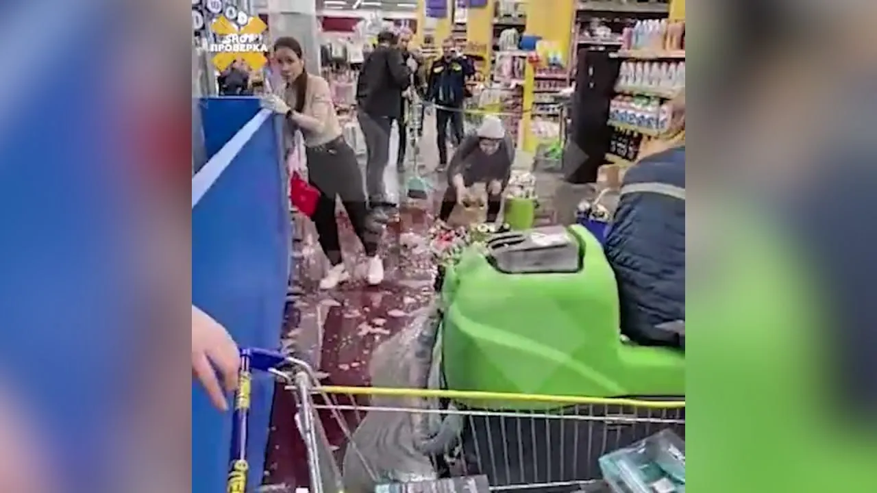 Осколки расцарапали лицо: В магазине на Урале покупатель уронил стеллаж с алкоголем прямо на женщину