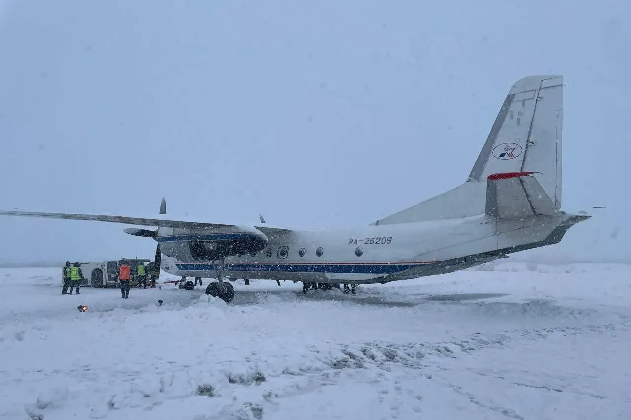 Пассажирский Ан-26 выкатился за пределы ВПП на Камчатке и увяз в снегу