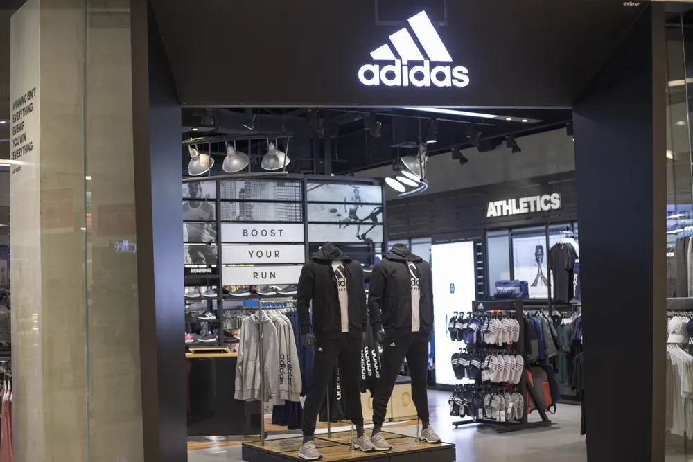 Adidas срочно отозвал из продажи футболку сборной Германии с "фашистской" символикой