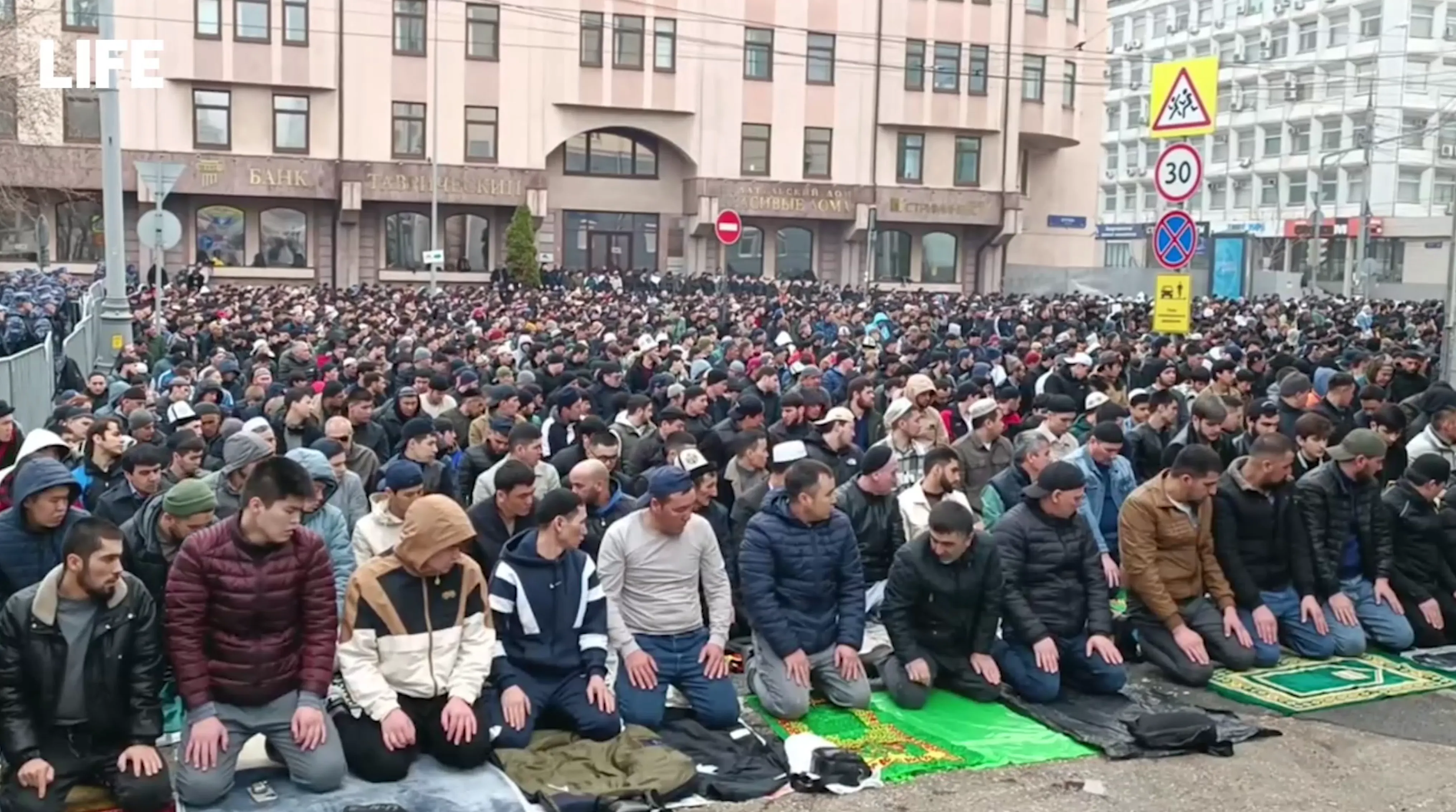 Тысячи мусульман совершили коллективный намаз в мечетях Москвы в честь Ураза-Байрам