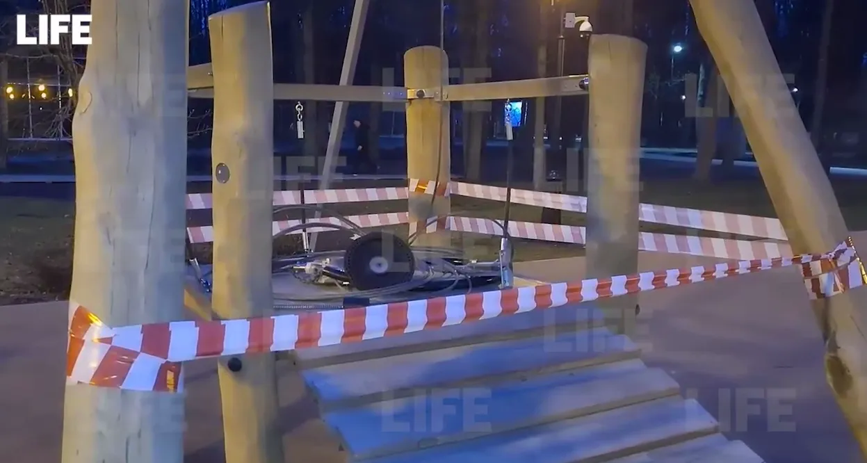 Life.ru публикует видео с детской площадки, где едва не разбился школьник
