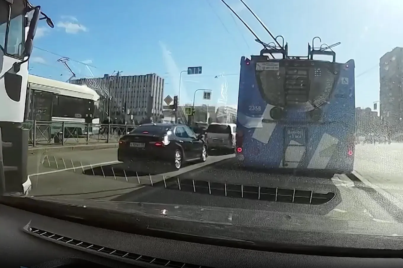 В Петербурге "умный трамвай" протаранил людей на пешеходном переходе