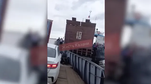 Столкновение двух грузовых паромов на Волге в Татарстане попало на видео