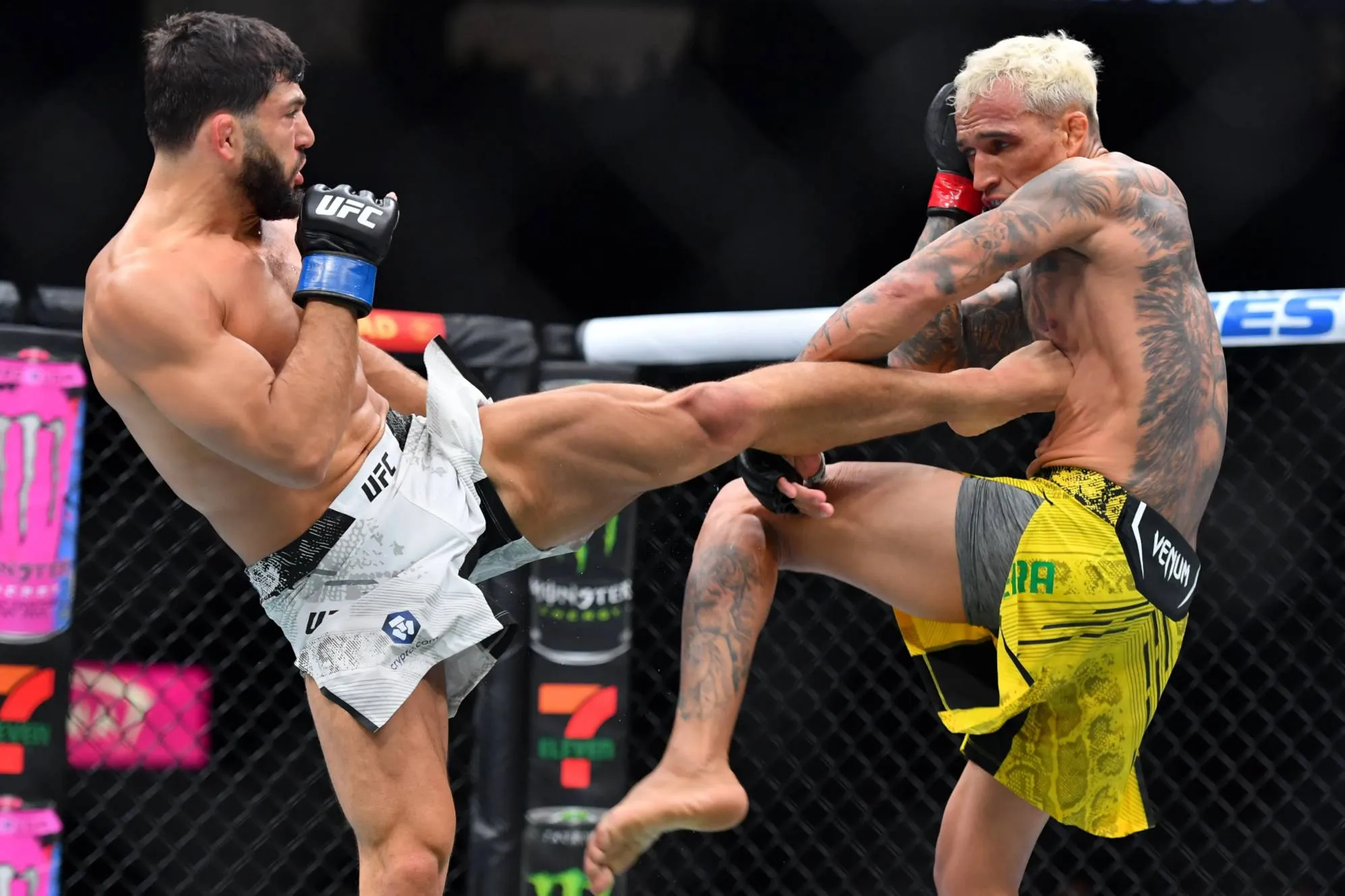 Царукян раздельным решением судей победил бразильца Оливейру в турнире UFC 300