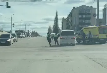 В Альметьевске полиция устроила пешую погоню за странным водителем, его обследуют в больнице