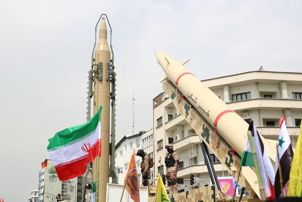 Лишь обороняется: В США неожиданно высказались о массированном ударе Ирана по Израилю
