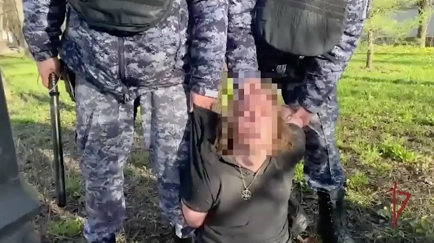 В Москве мужчина перерезал шею девушке на глазах у её бабушки