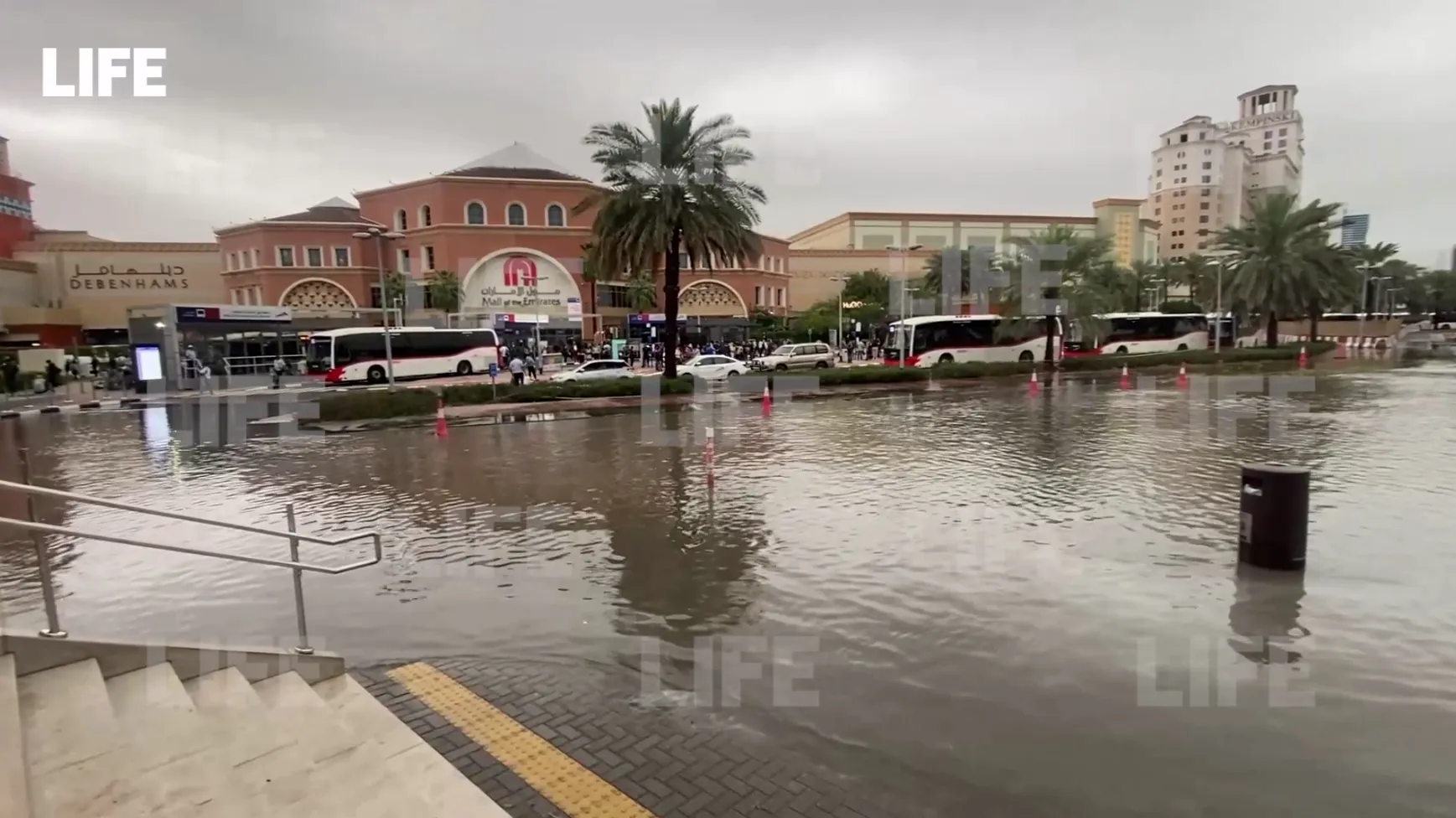 Дождь ошеломительной силы превратил Дубай в Венецию, Life.ru публикует видео