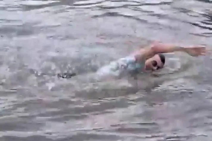 Водичка тёпленькая : Россиянин устроил экстремальный заплыв по затопленному Дубаю