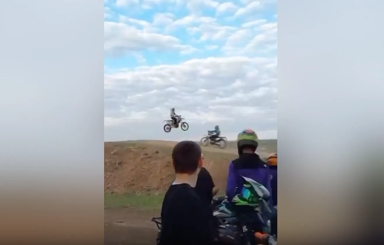 Двое мотоциклистов столкнулись во время трюка в Ростовской области