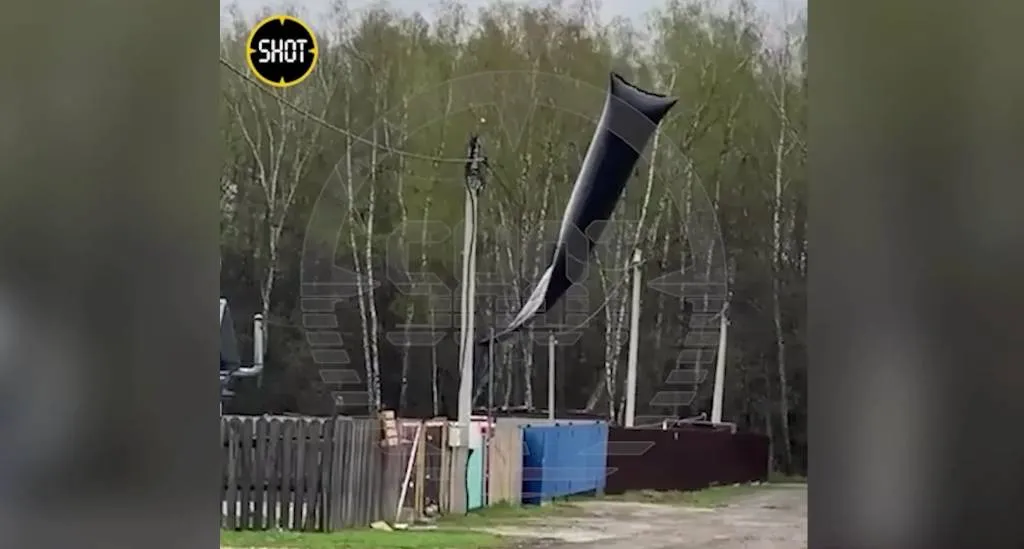 Метеозонд ВСУ со взрывчаткой застрял в заборе в селе в Калужской области