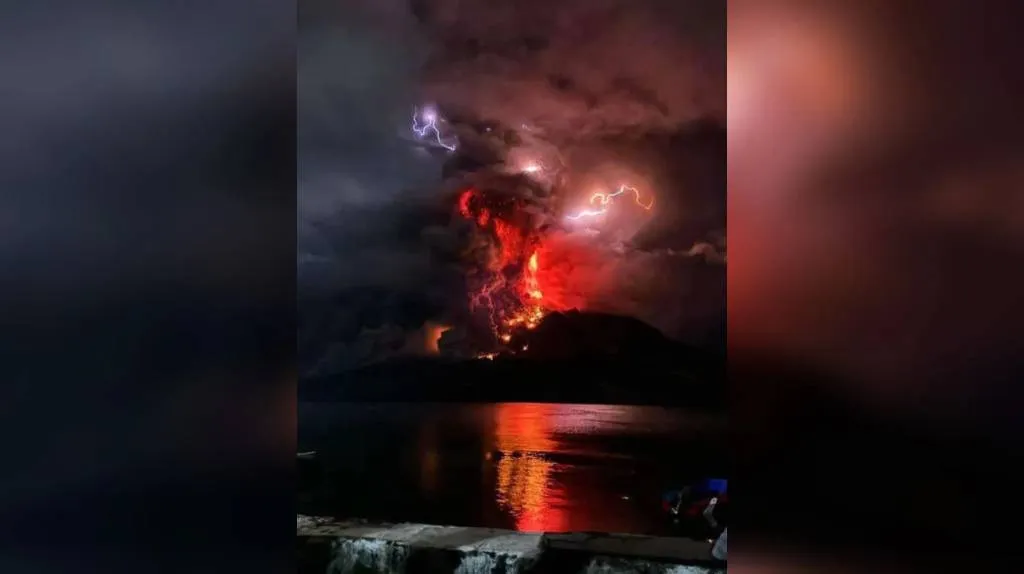 В Индонезии молния ударила прямо в извергающийся вулкан Руанг