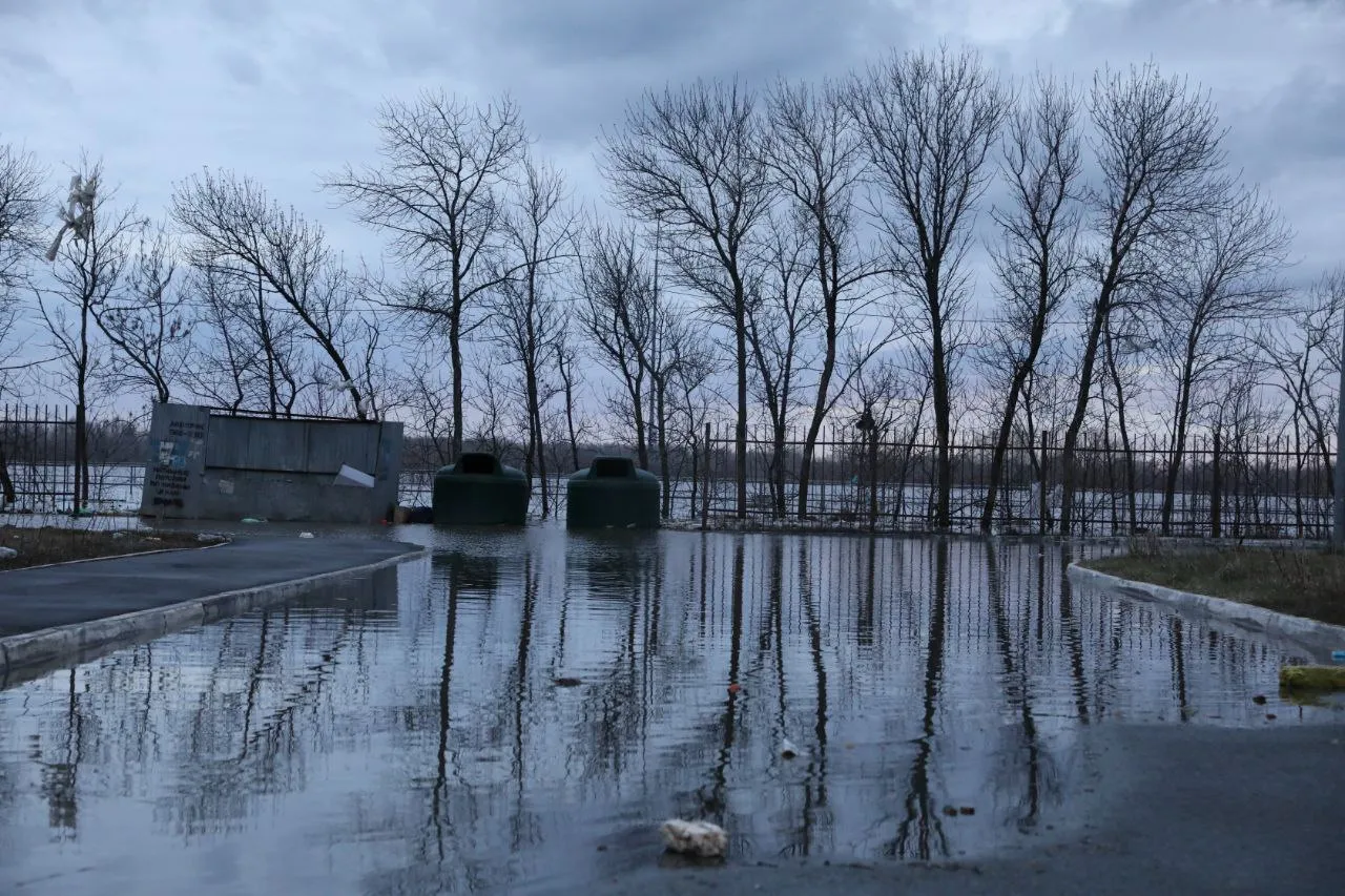 Уровень воды реки Урала в Оренбуржье опустился ниже опасного