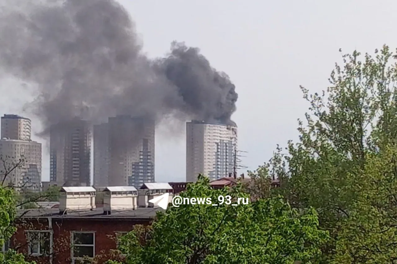 В Краснодаре полыхает недостроенный жилой комплекс, из крыши валит густой чёрный дым