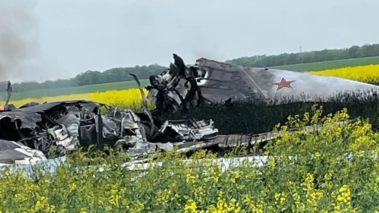Самолёт разбился в ставропольском поле, лётчики катапультировались
