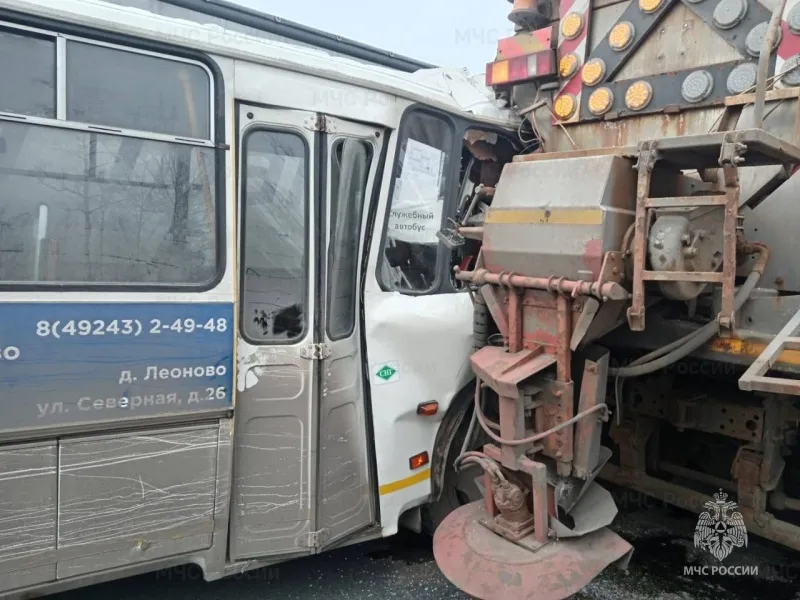 Автобус врезался в стройтехнику по Владимиром, пострадали 15 человек