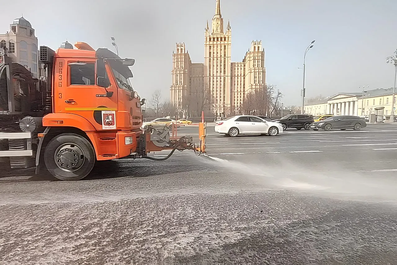 В Москве дороги и тротуары промыли специальным шампунем