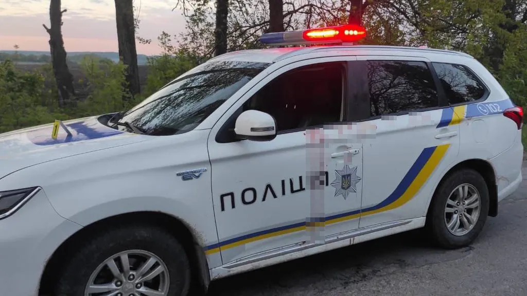На Украине двое людей в военной форме расстреляли полицейских на блокпосту, один из них погиб