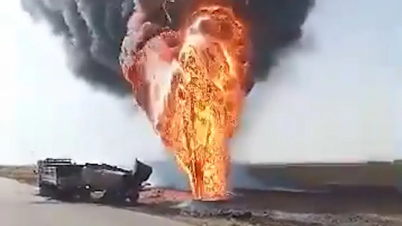 Огромный столб пламени взмыл над нефтепроводом в Сирии, рядом найдено тело мужчины