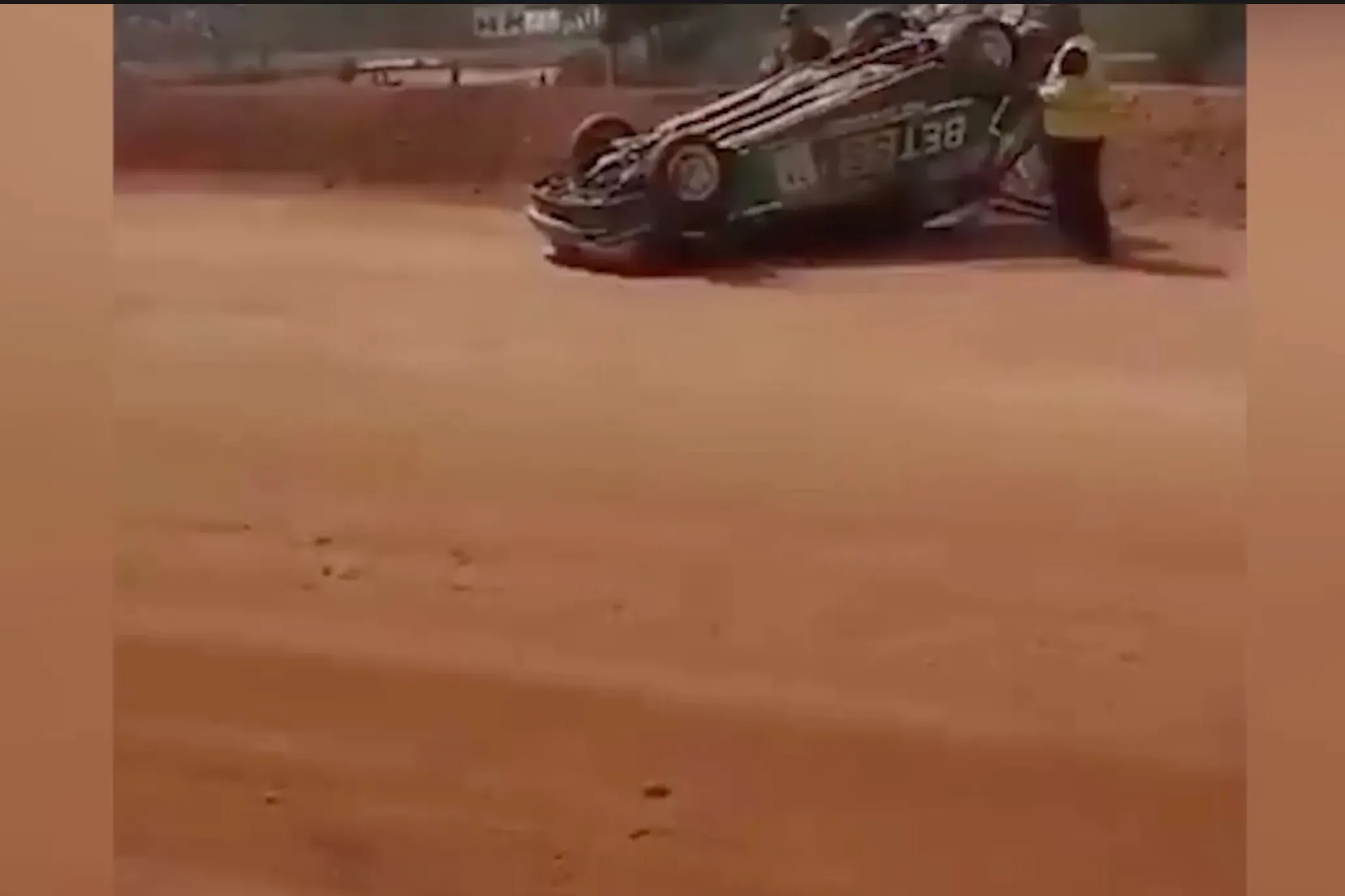 Момент смертельного наезда гоночной машины на людей на Шри-Ланке попал на видео