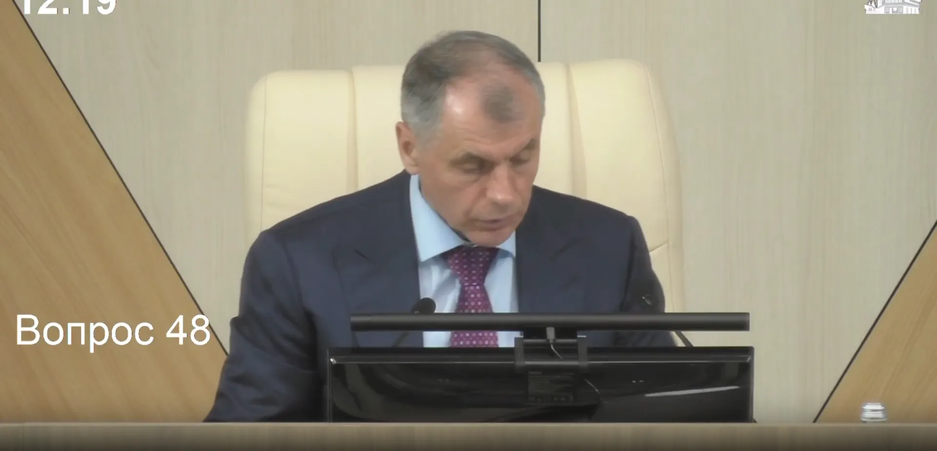 Откровенный разговор крымских депутатов попал в Сеть из-за забытого микрофона: 
