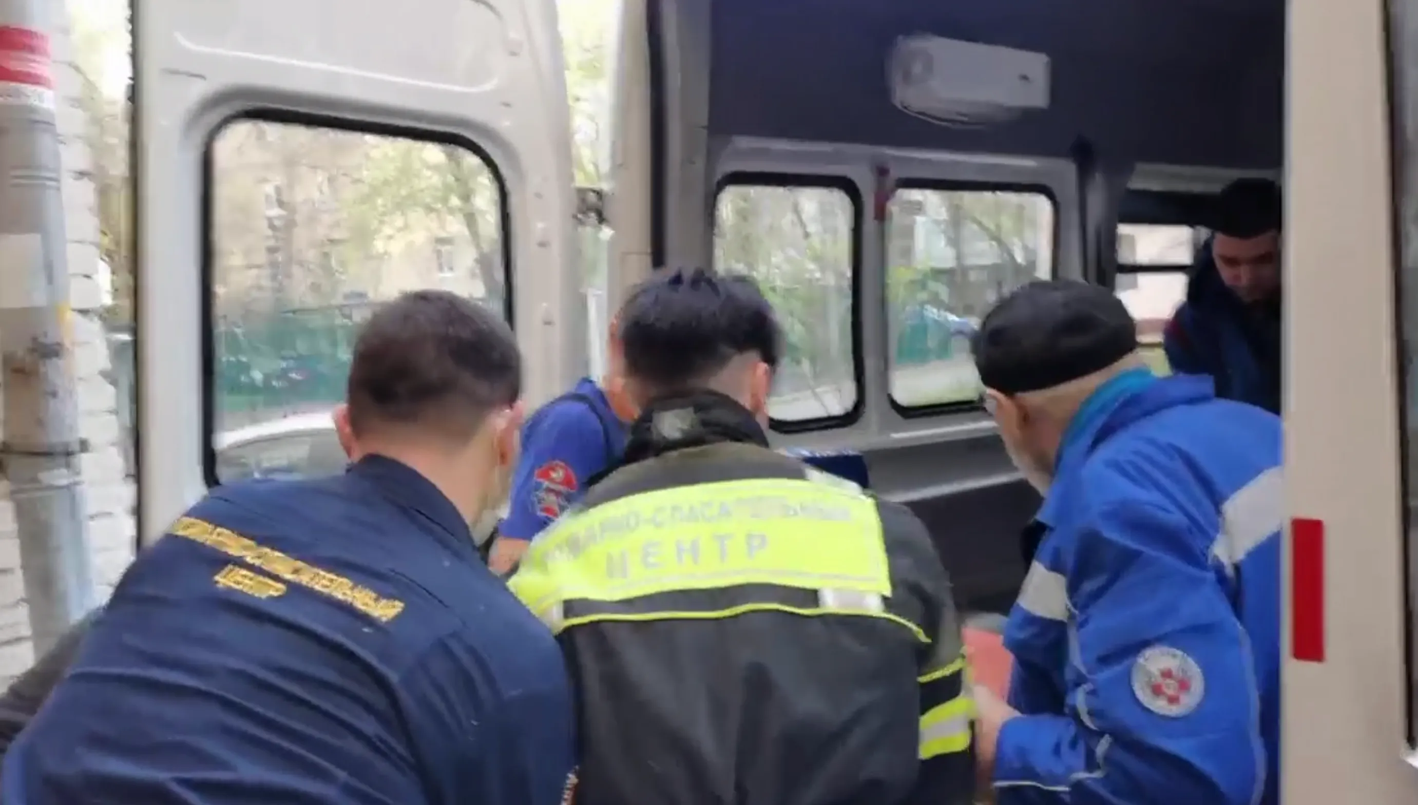 Корреспондент Life.ru принял участие в операции по спасению 300-килограммовой москвички