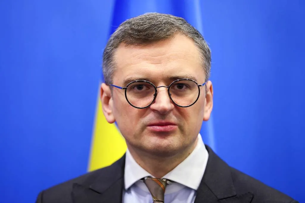 Так не работает: Кулеба объяснил запрет на консульские услуги для украинцев зарубежом